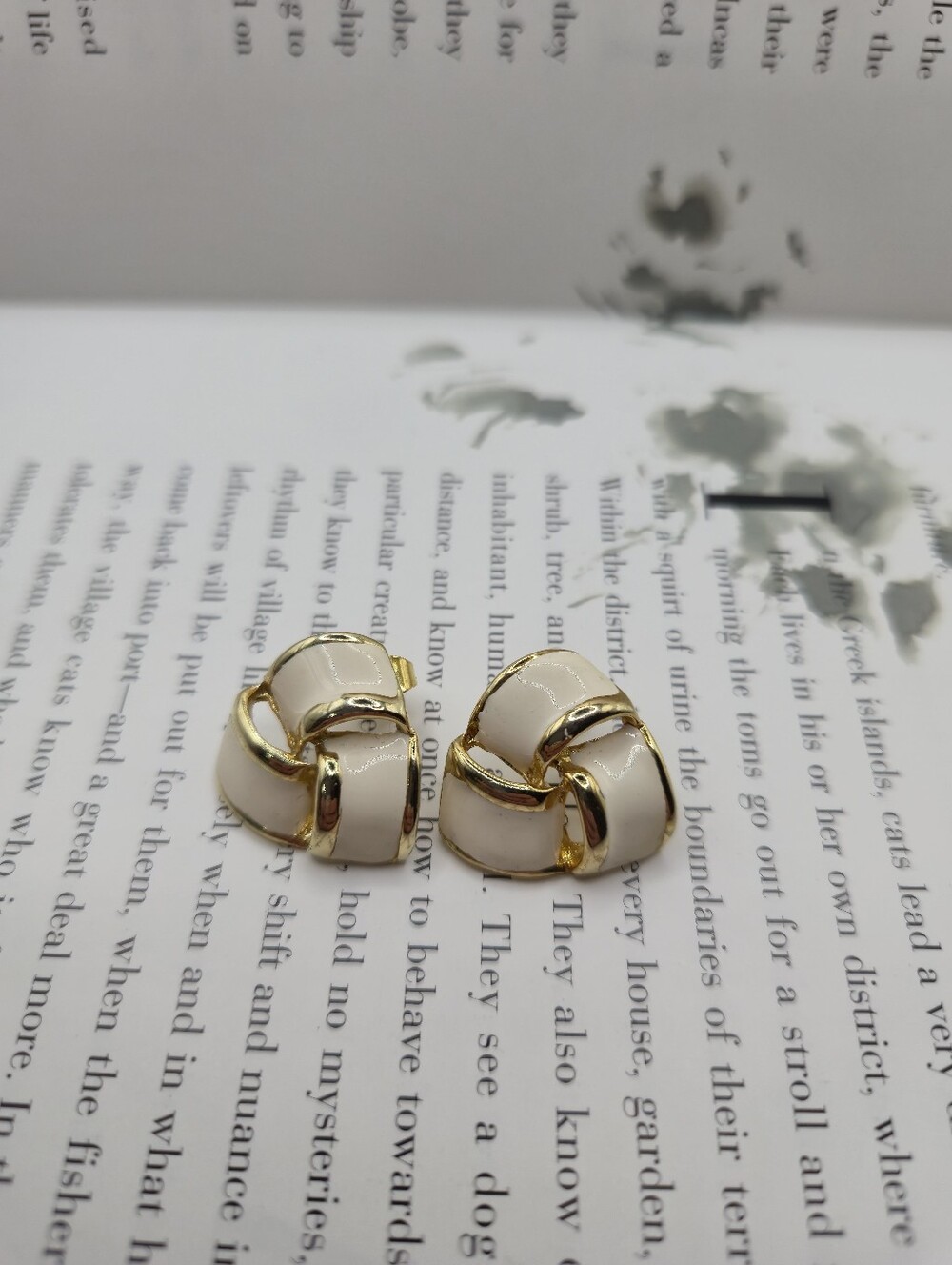 VINTAGE 90's Elegant Cream and Gold Knot Triangular Earrings
